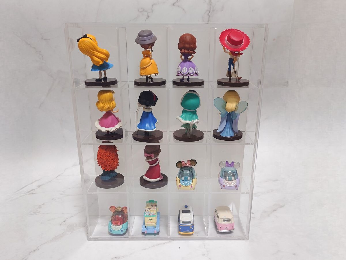 無印良品　後ろが透けないアクリルコレクションボックスにフィギュアを飾った画像