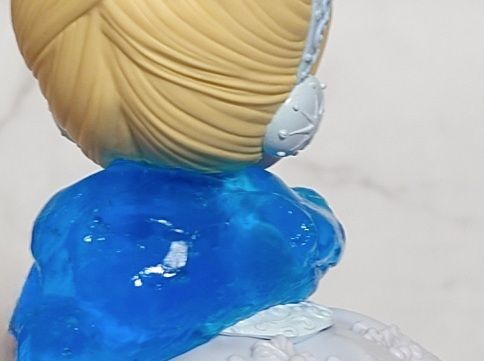 ジェルクリーナーMAGIC STARでフィギュアのホコリ取りをしている画像