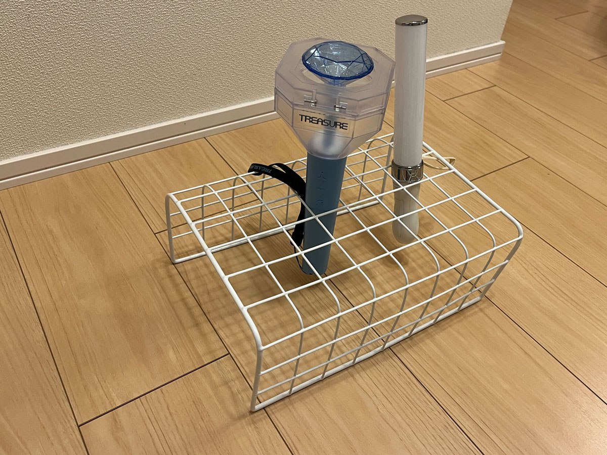 ダイソーワイヤーネットにペンライトを入れたもの