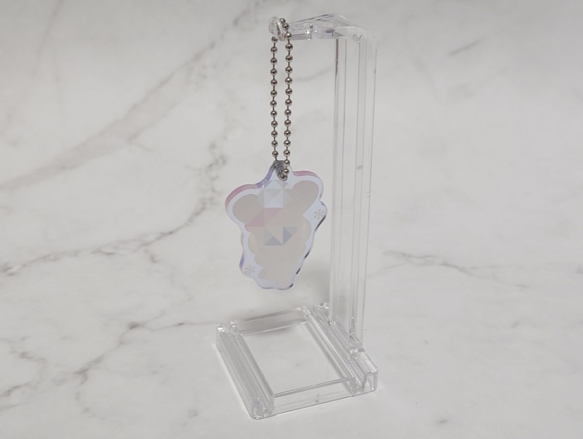ダイソーマイコレスイングキーホルダースタンドにアクキーをひっかけた画像