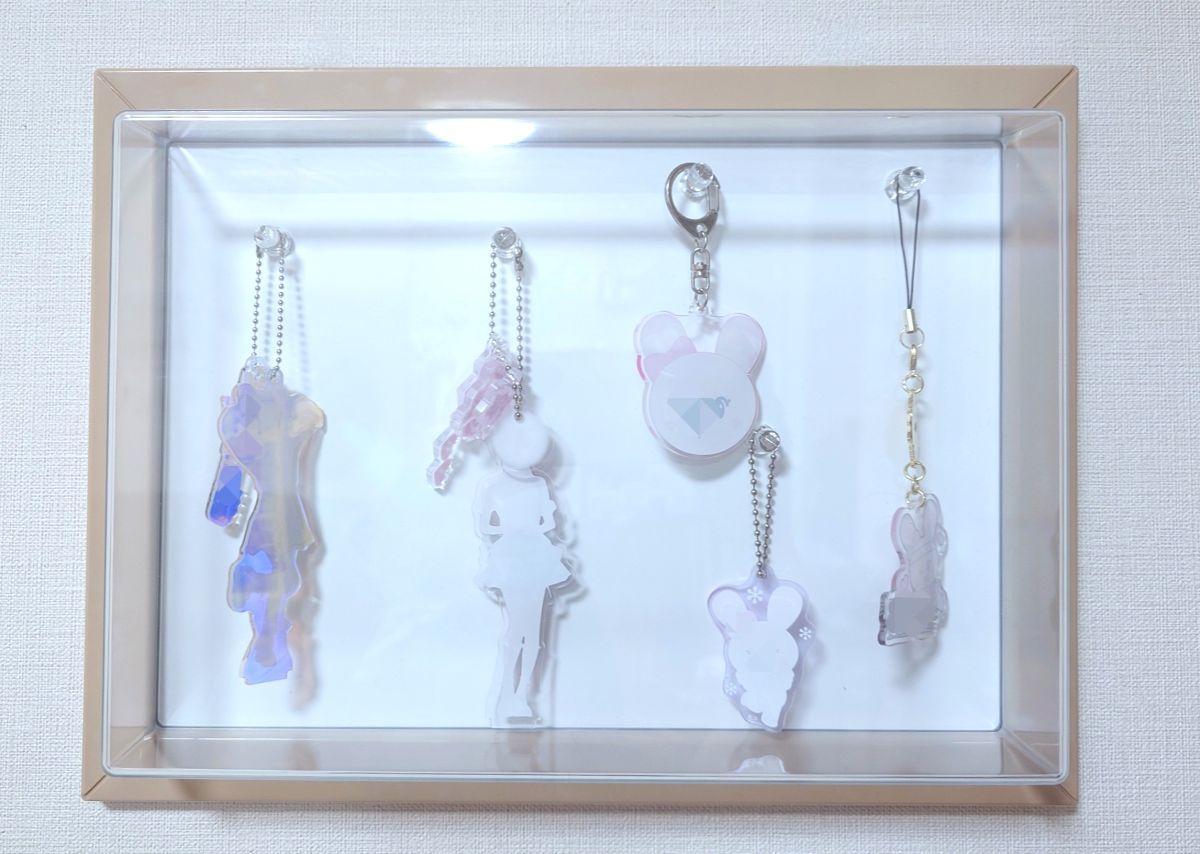 Wall.itコレクションケースにアクキーを飾った画像