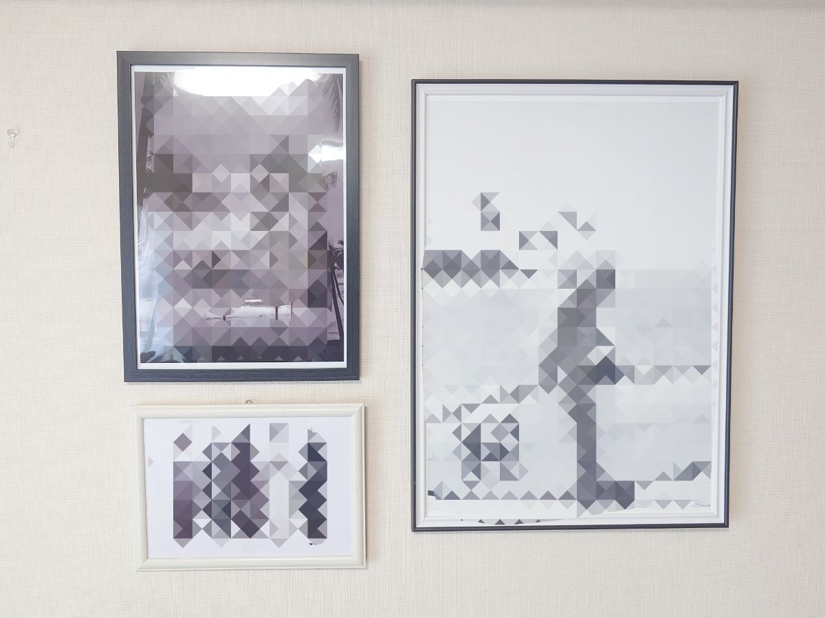 ダイソーのさまざまなフレームでポスターを飾った画像