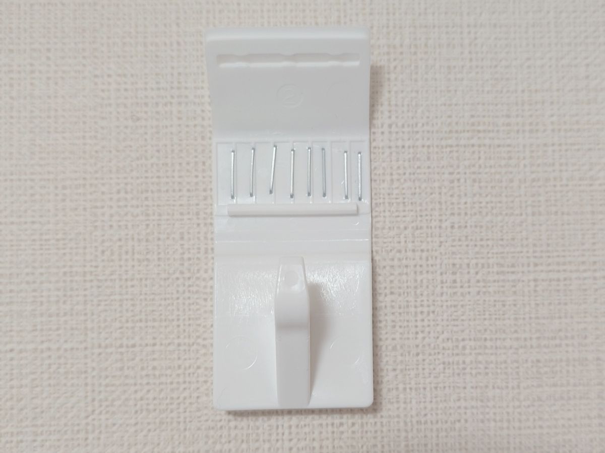 キズが超小さいフックをホッチキスで留めた画像
