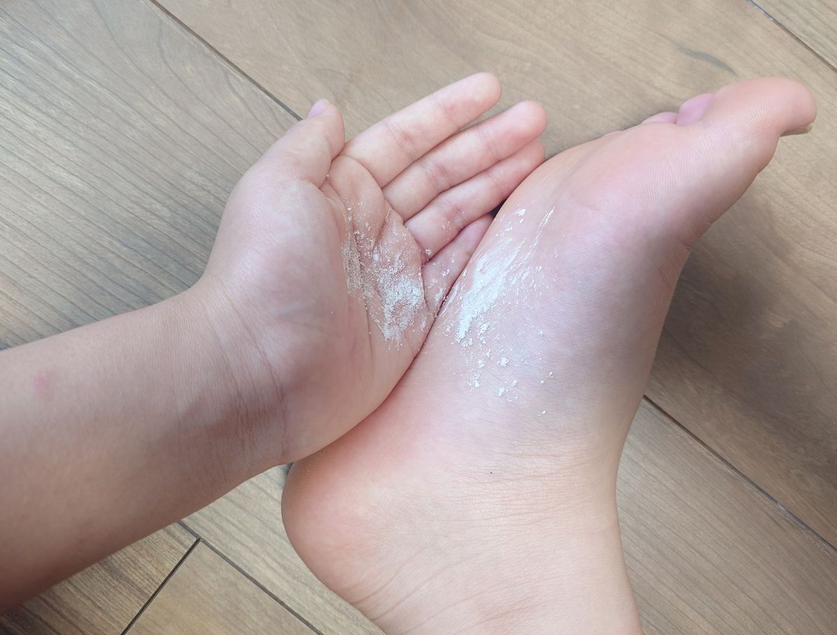 LUSH素足のTブレイクを足になじませている画像
