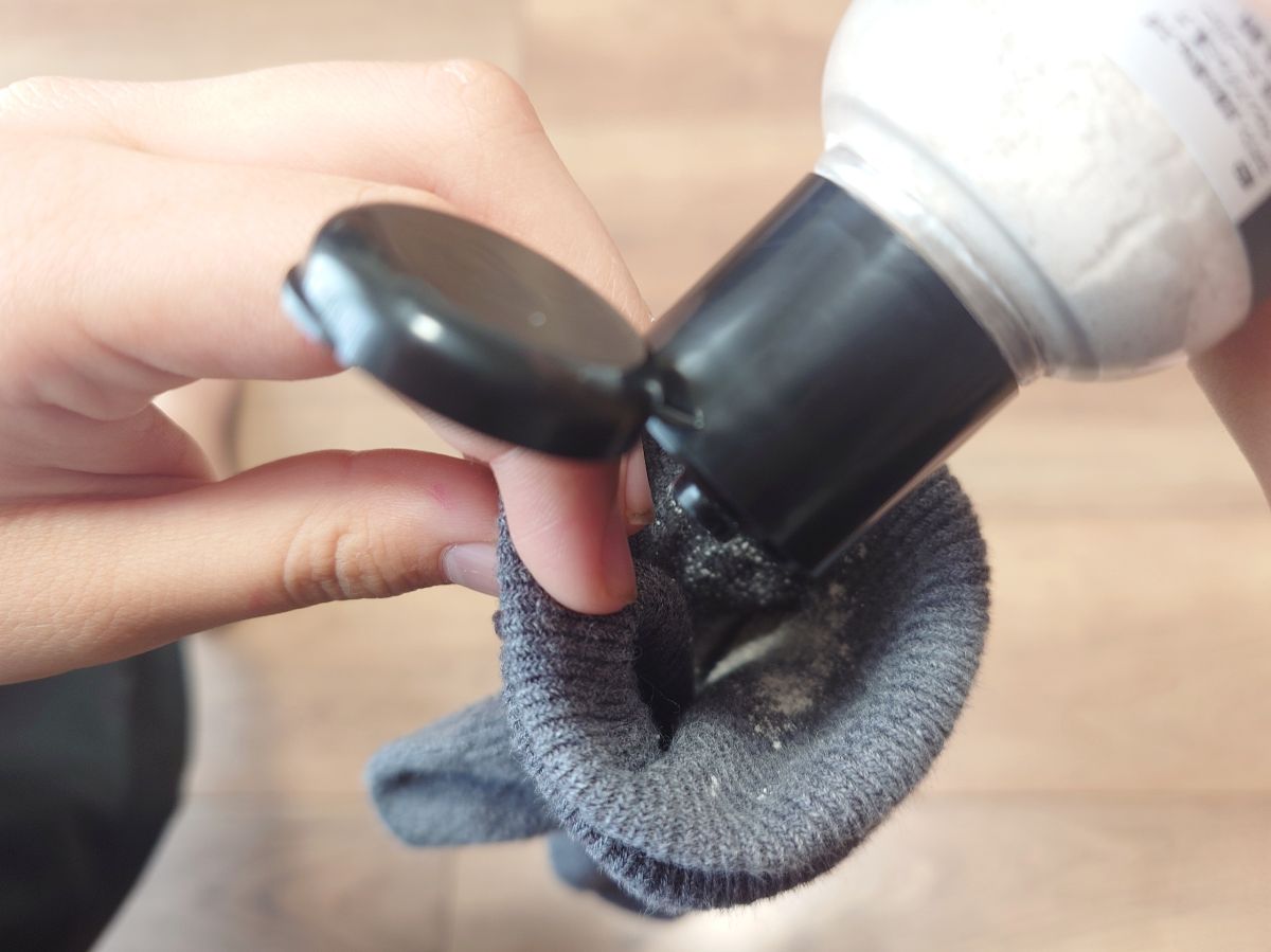 LUSH素足のTブレイクを靴下に振りかけている画像