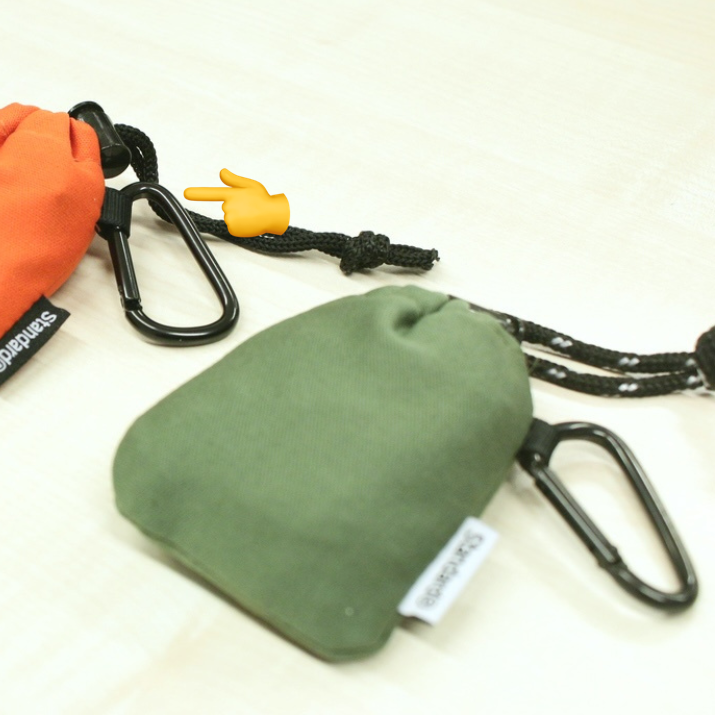 たたむとカラビナが外側に。メインバッグに取り付けやすい