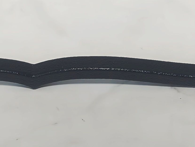 本に寄り添う文鎮の商品アップ画像