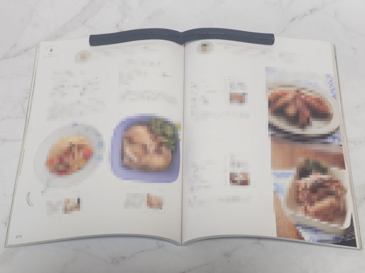 本に寄り添う文鎮をレシピ本に置いた画像