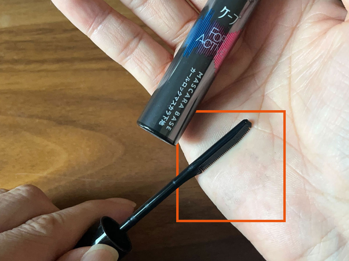 手元でサッとのせてみました。ほとんど色はつかず、“ほんのり”色がのる感じです