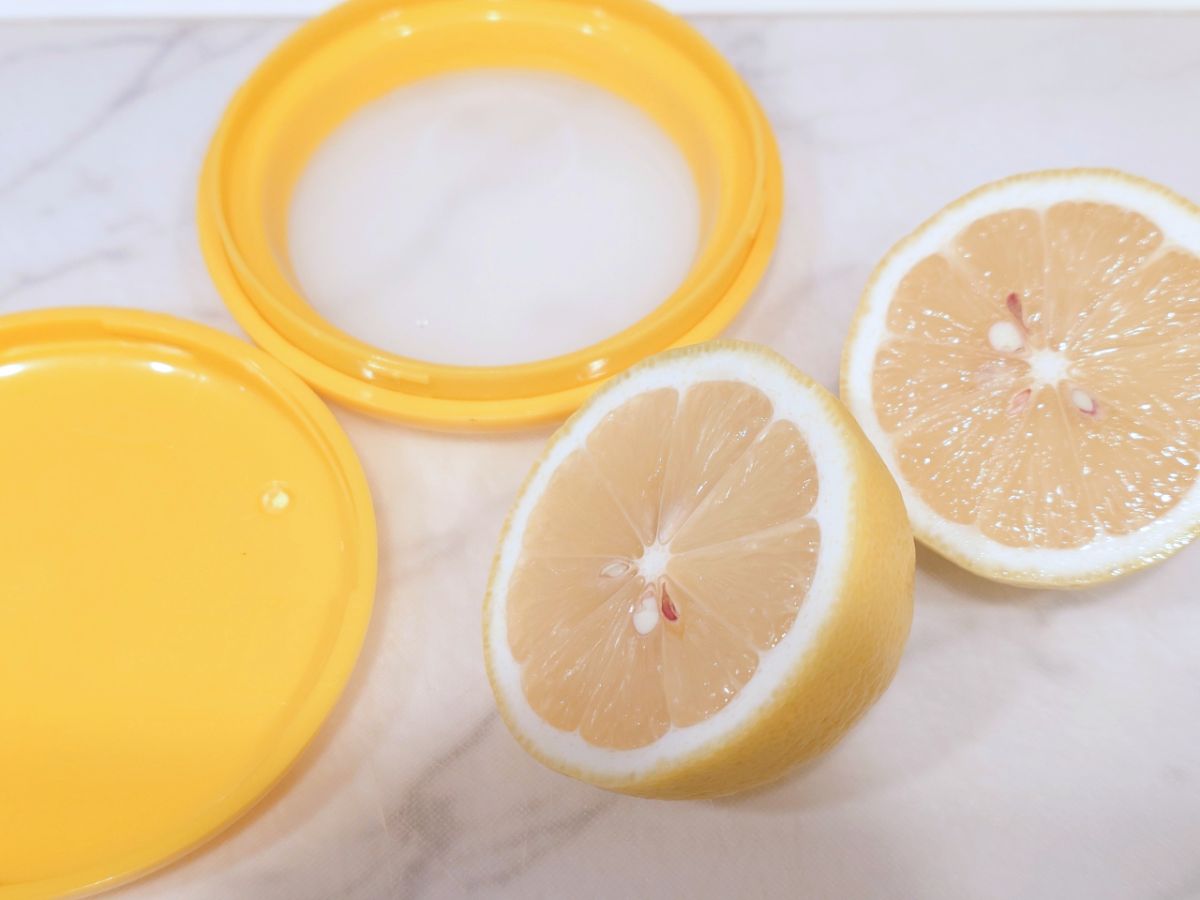 Joieのストレッチポッドにレモンを入れている画像