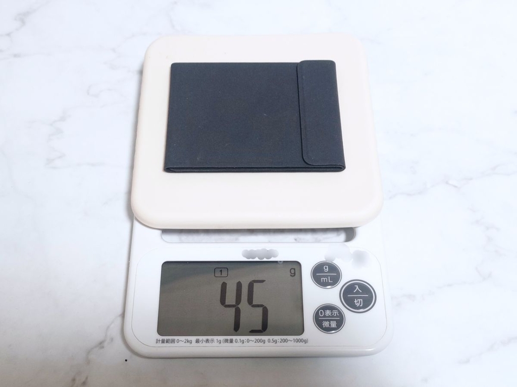 折りたためるスマホスタンドの重さを計っている画像