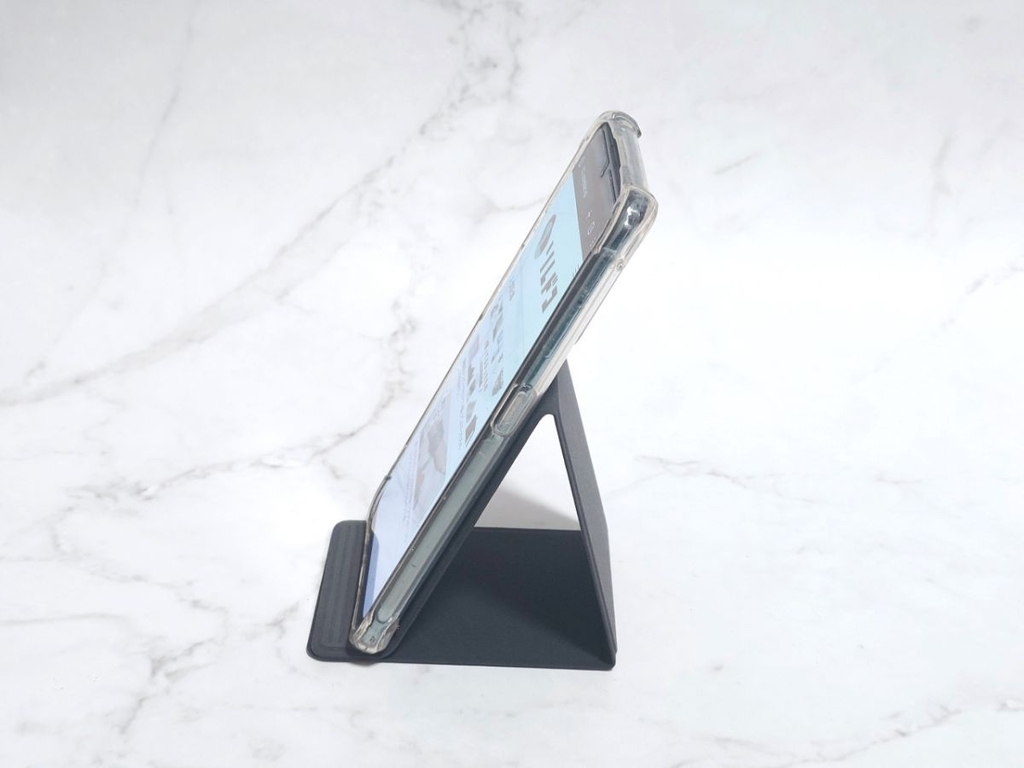 折りたためるスマホスタンドを横から見た画像