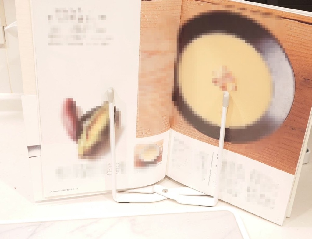 山崎実業ポリ袋ホルダーに本を立てかけた画像