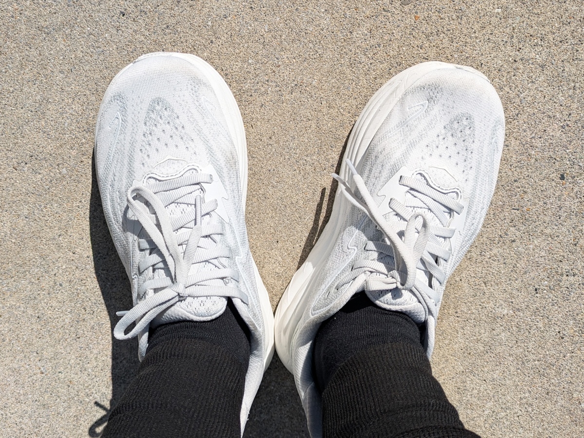 HOKAのスニーカー「クリフトン10」は足が疲れづらくて最高!
