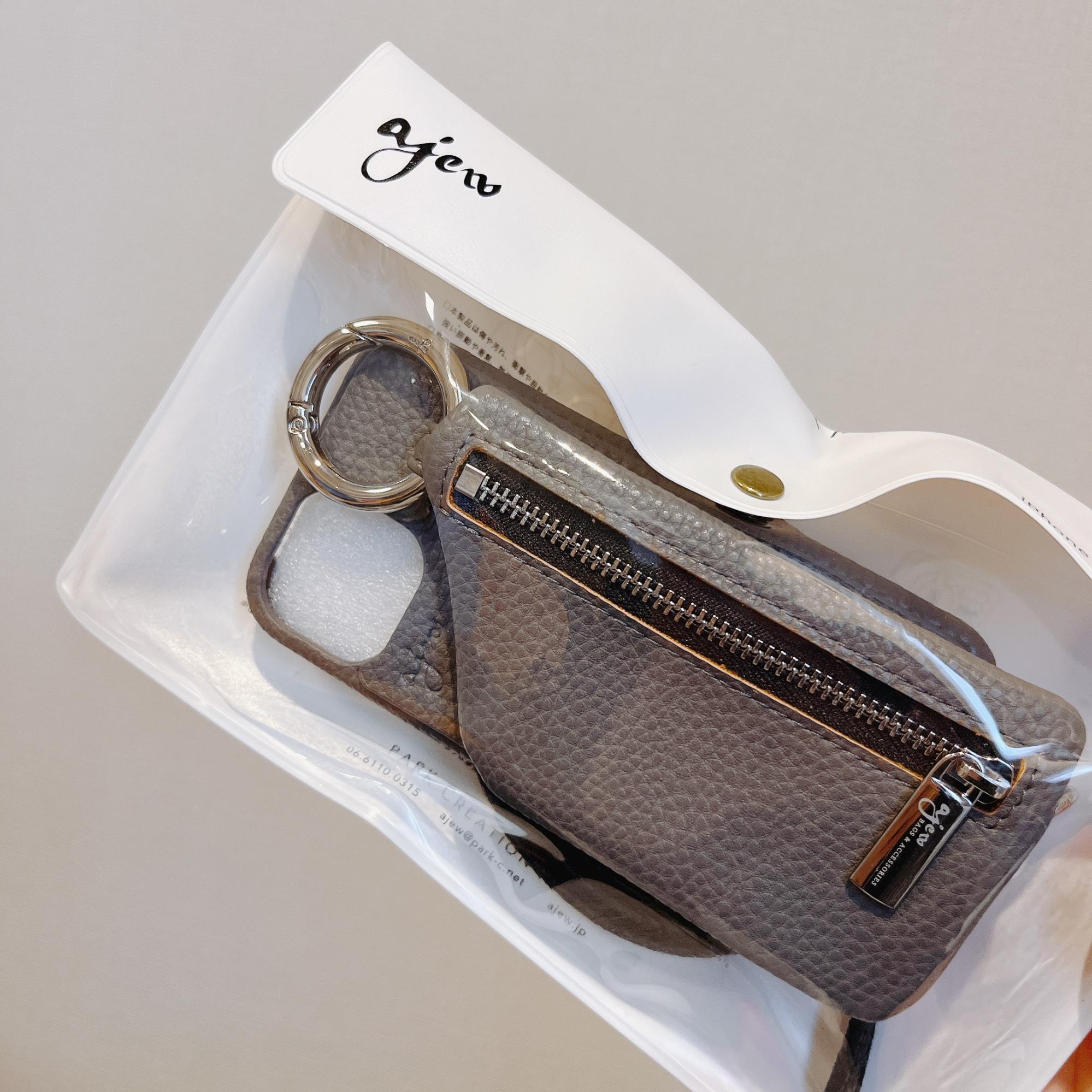 ajewのショルダーストラップ付きスマホケースは高いけど、身軽に外出できる！