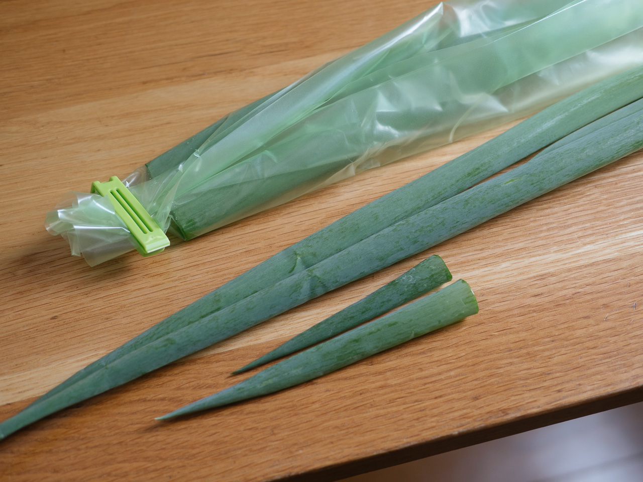 長ネギ、青ネギをカットして愛菜果に入れる