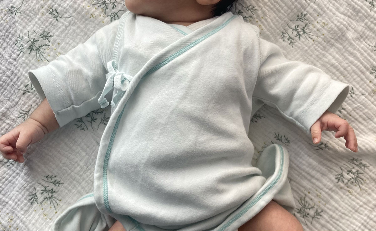 6重ガーゼの「おくるみ」はガシガシ洗ってもふんわりが続く。子どもが2歳の今もお出かけに大活躍