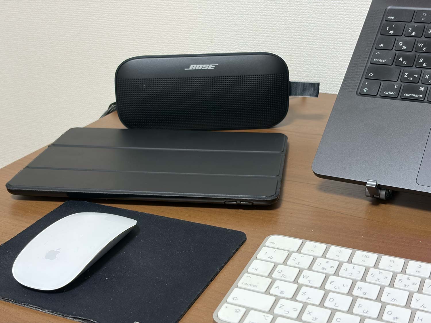 Soundlink Flexをデスクに置く