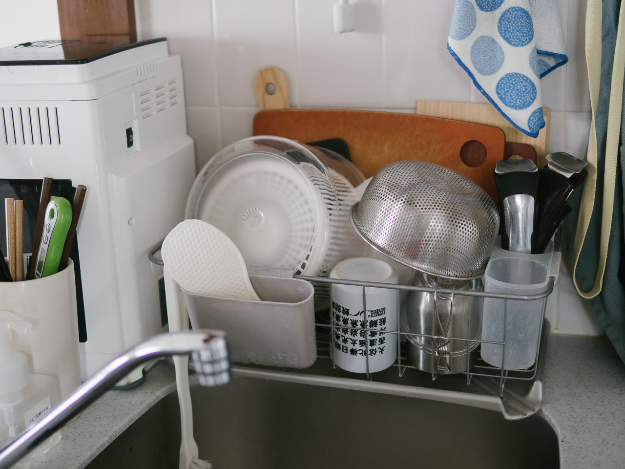 調理中に出た洗い物、食洗機に入り切らない洗い物は水切りカゴへ