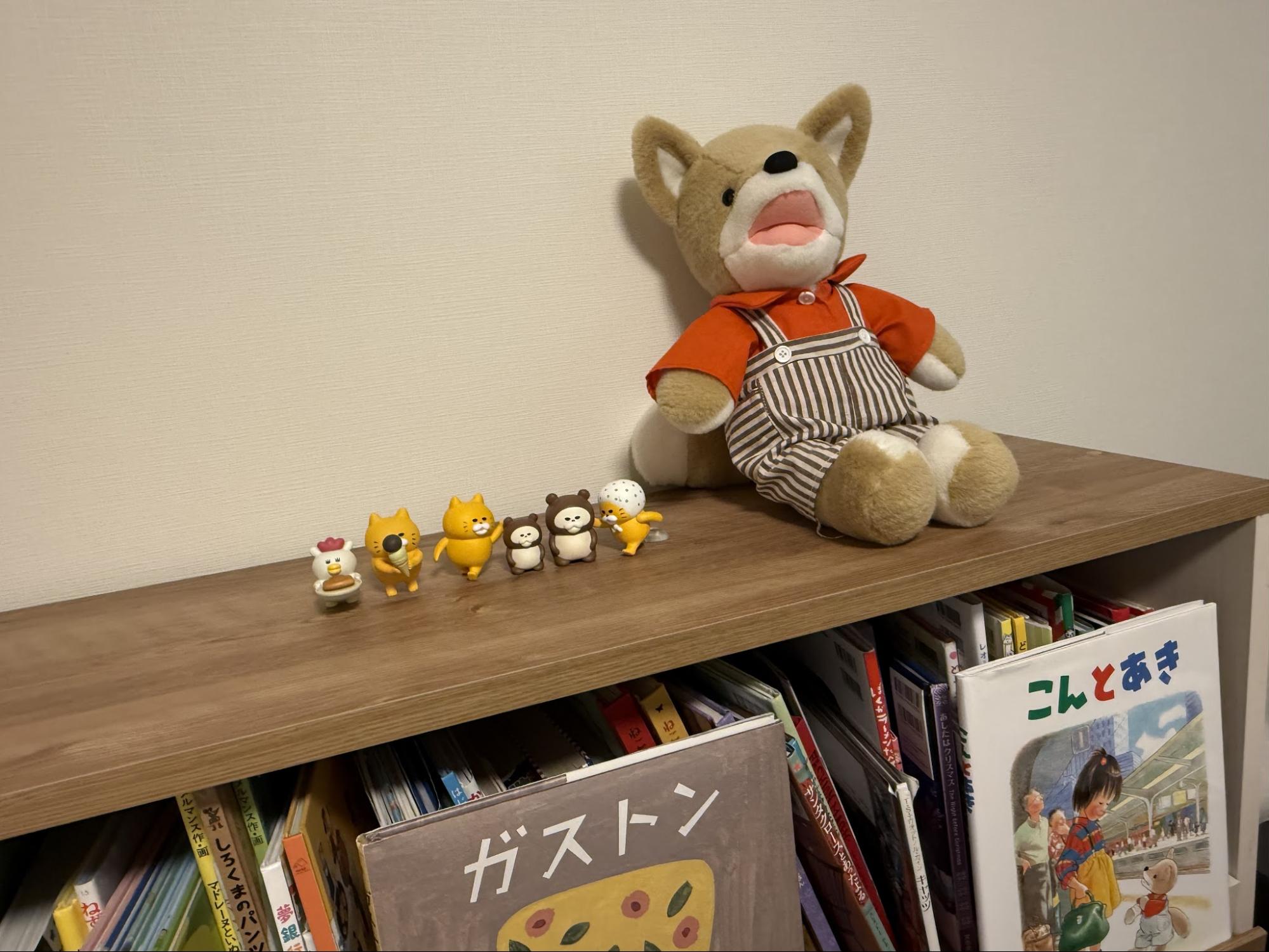 表紙が見えつつ収納力もバッチリな絵本棚は買ってよかった！