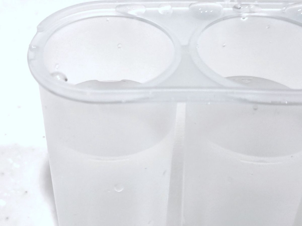無印良品アイスバーも作れる製氷器に水を入れた画像