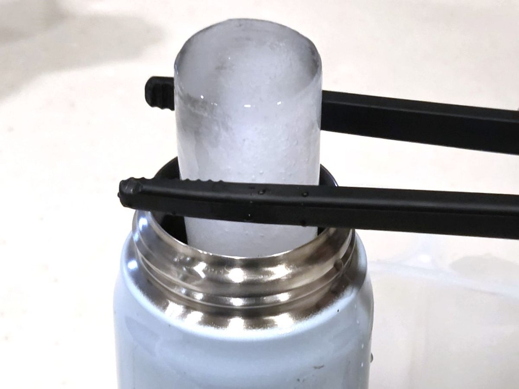 無印良品アイスバーも作れる製氷器で作った氷を水筒に入れている画像
