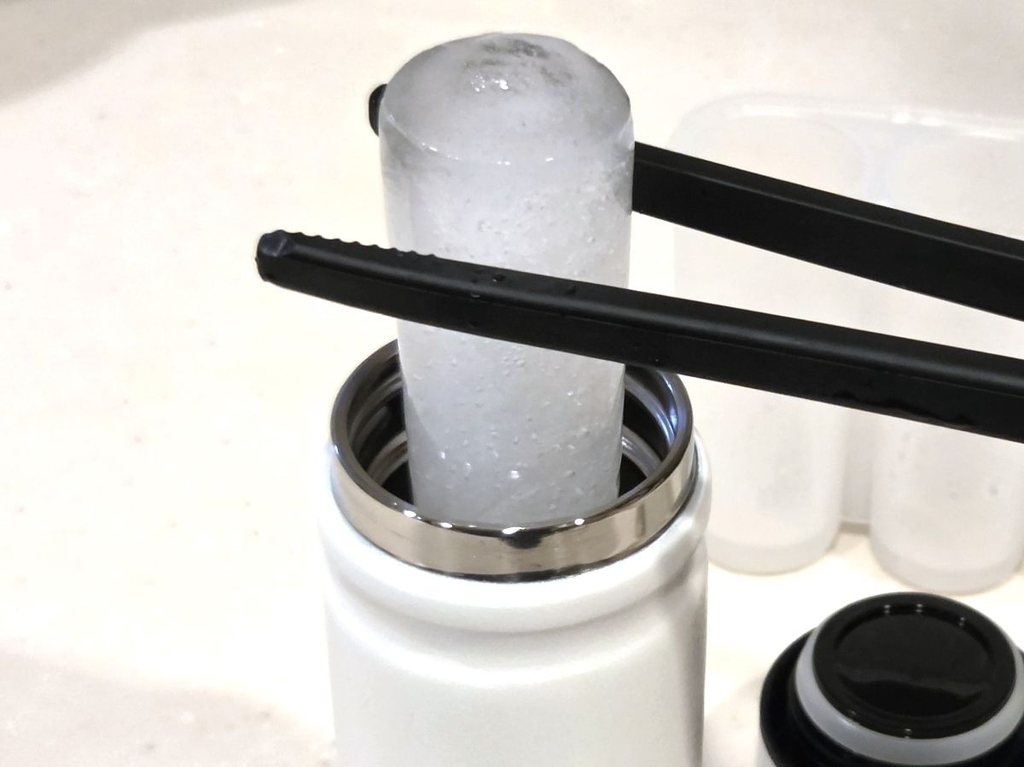 無印良品アイスバーも作れる製氷器で作った氷を水筒に入れている画像