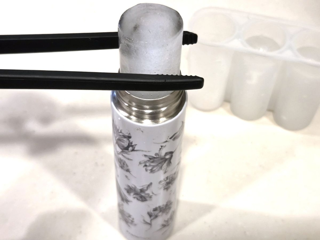 無印良品アイスバーも作れる製氷器で作った氷を水筒に入れている画像