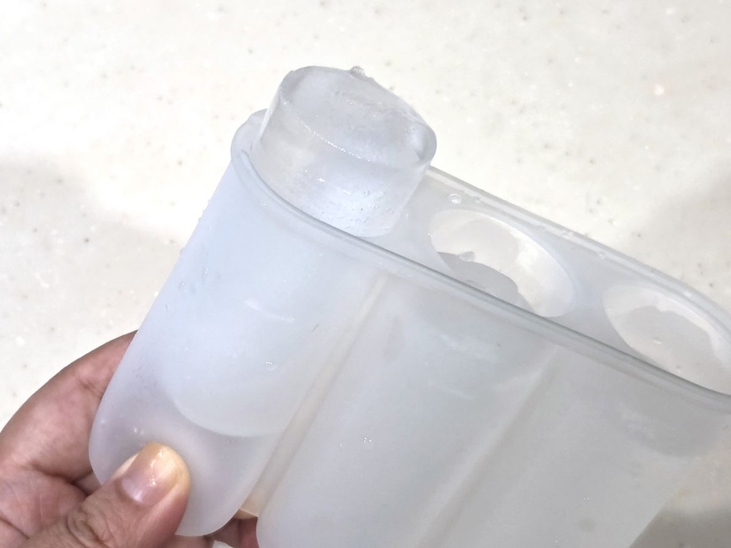 無印良品アイスバーも作れる製氷器から氷を取り出している画像