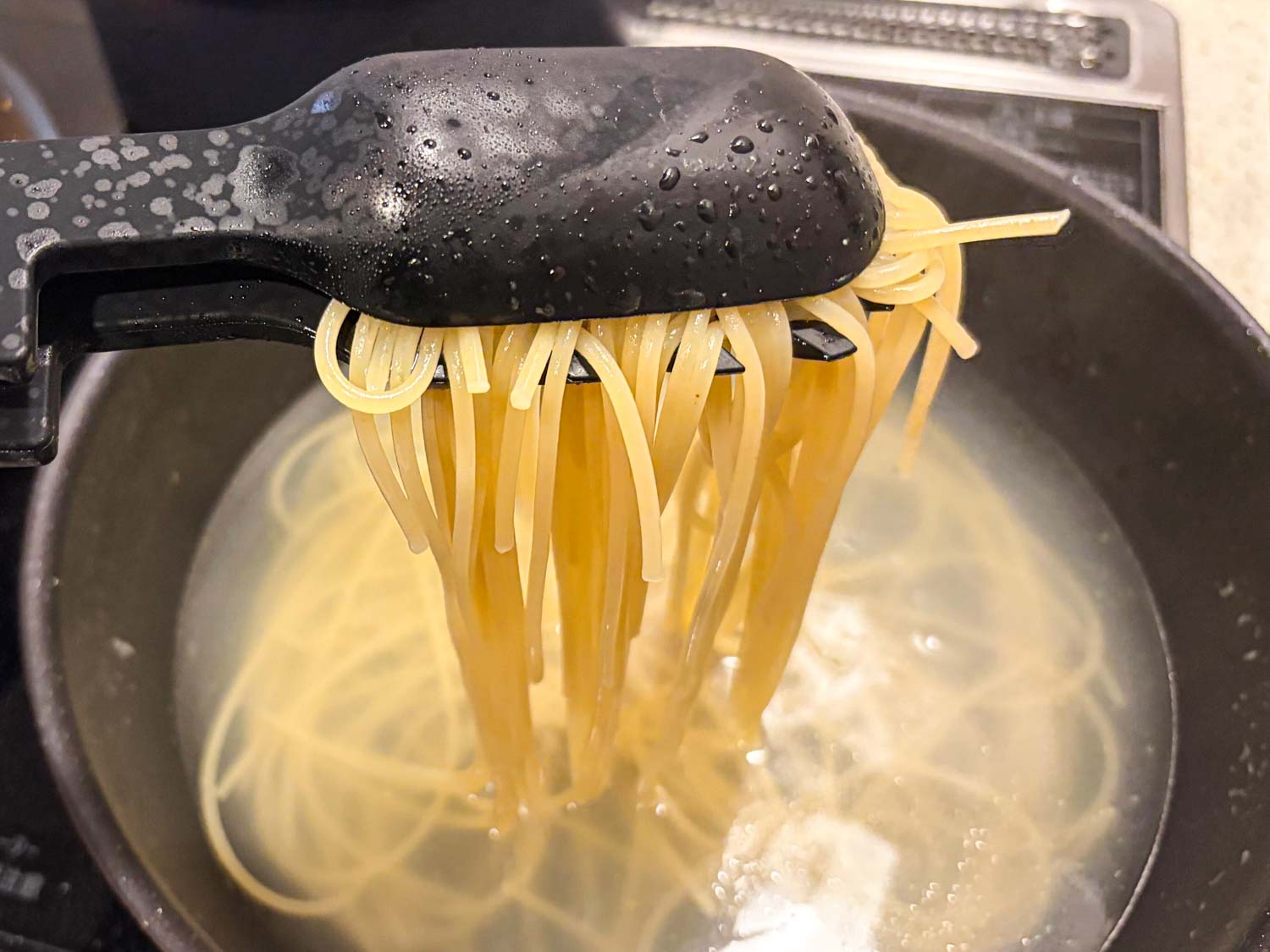 シリコーン調理トングでパスタをつかむ