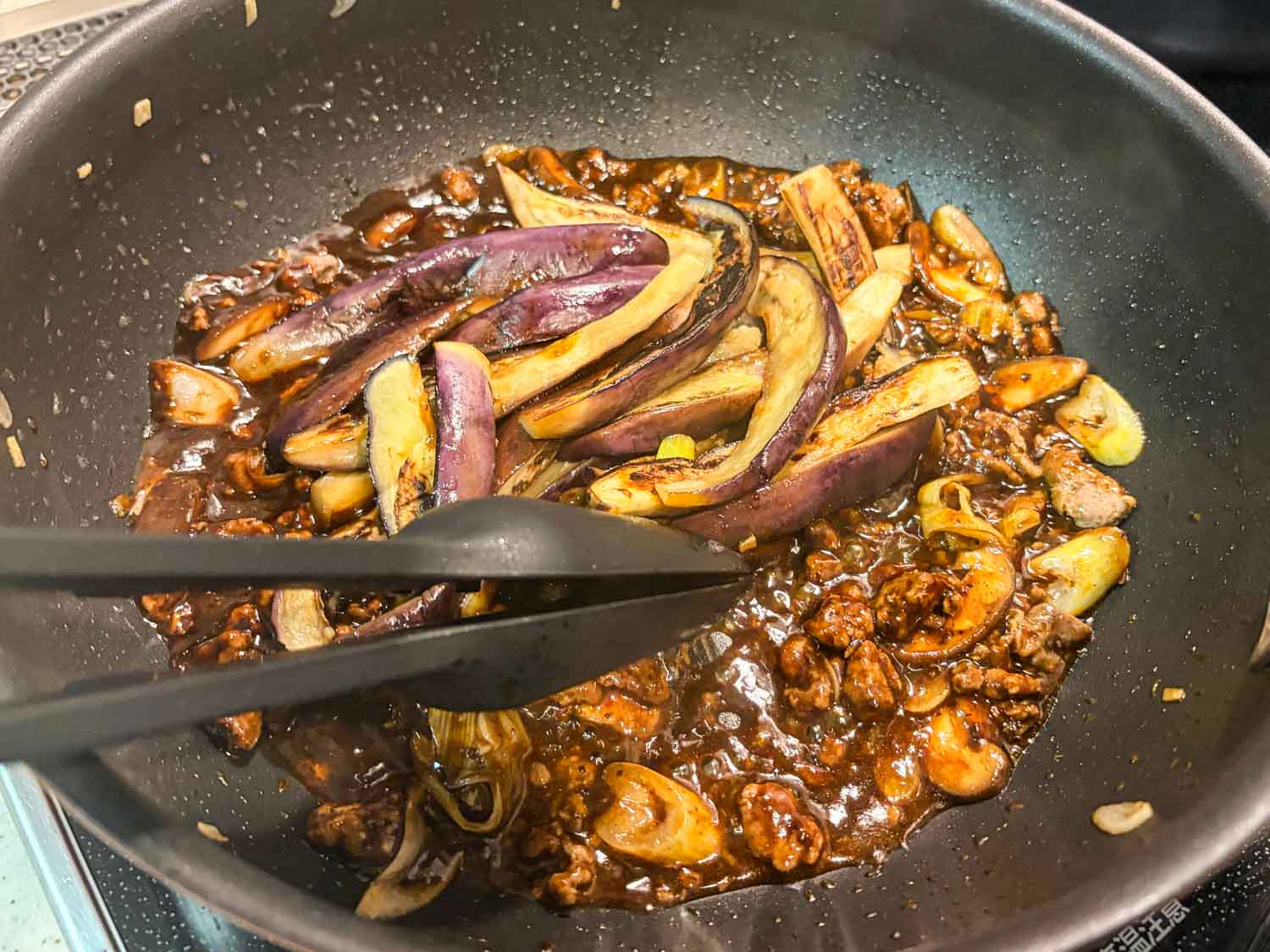 シリコーン調理トングで炒め合わせる