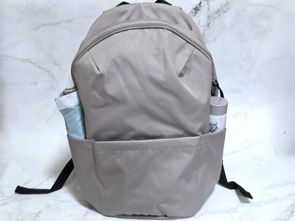 KEYUCA撥水ライトシェルリュックに荷物を入れた画像