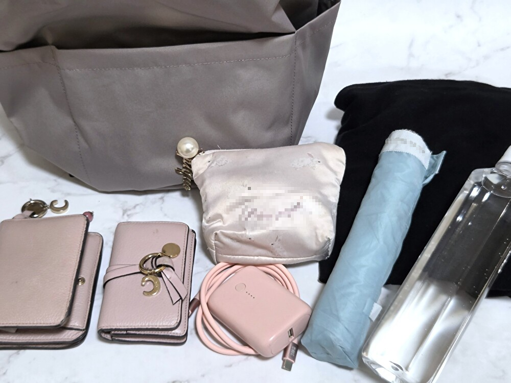 KEYUCA撥水ライトシェルリュックに荷物を入れた画像