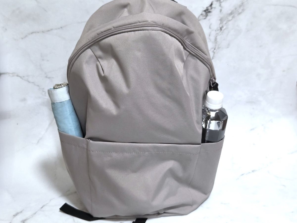 KEYUCA撥水ライトシェルリュックに荷物を入れた画像