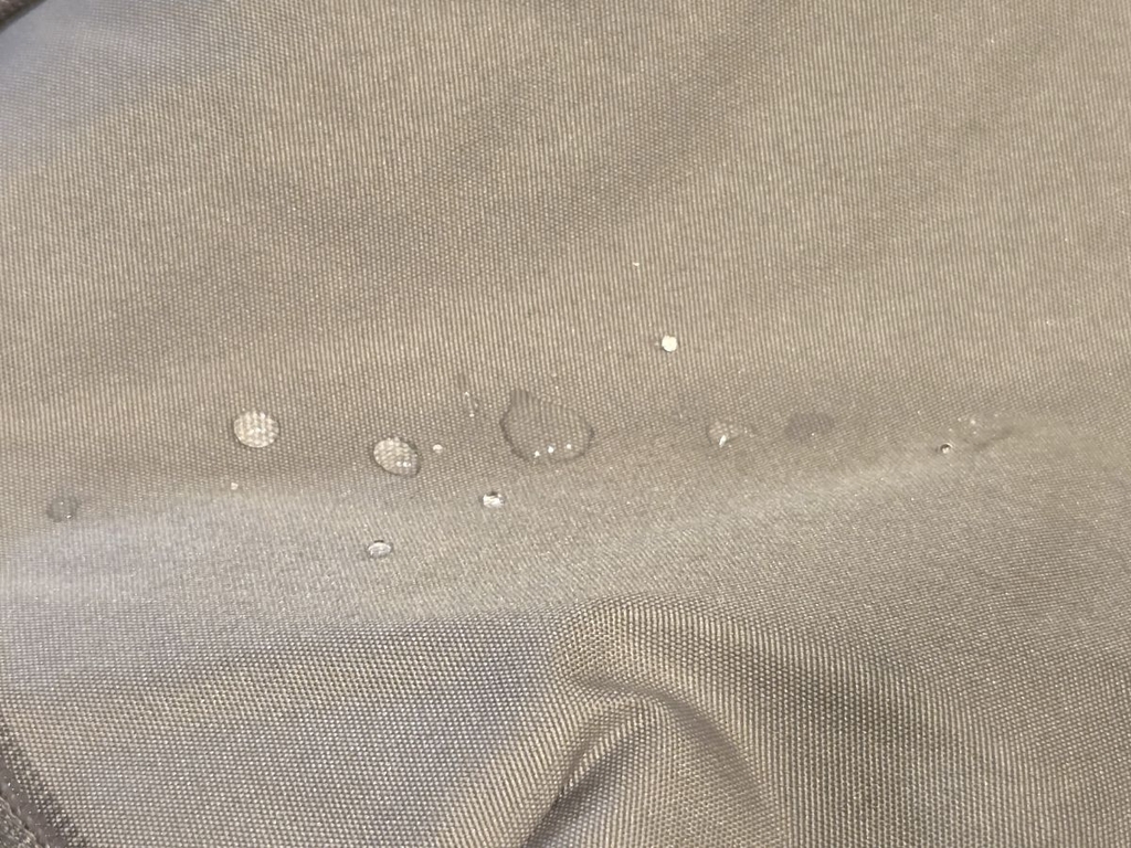 KEYUCA撥水ライトシェルリュックを雨の日に使用した画像