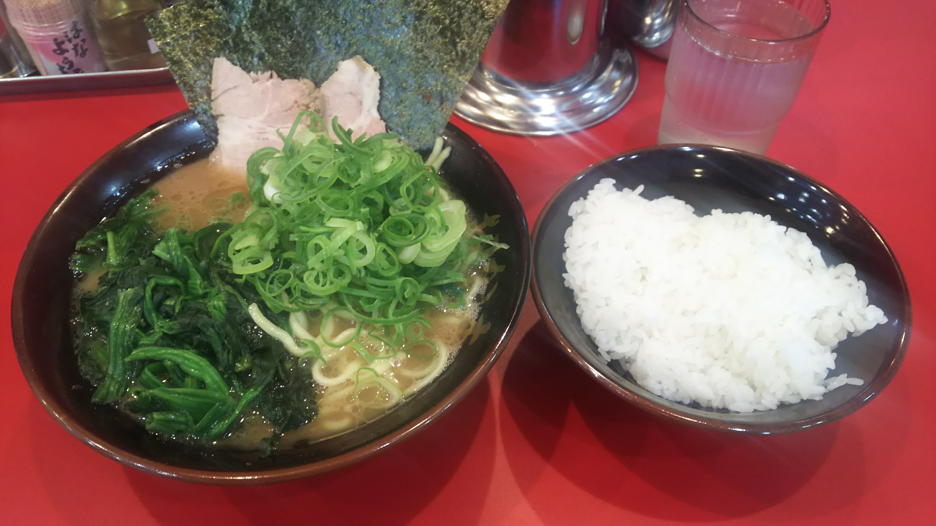武道家 出身の 横浜ラーメン おか本 へ家系ラーメンを食べに行った感想 癖のない美味さと接客の良さが印象的でした 食べ歩きまくる難病アトピー性脊髄炎ブログ Intractable Disease Atopic Transverse Myelitis Blog