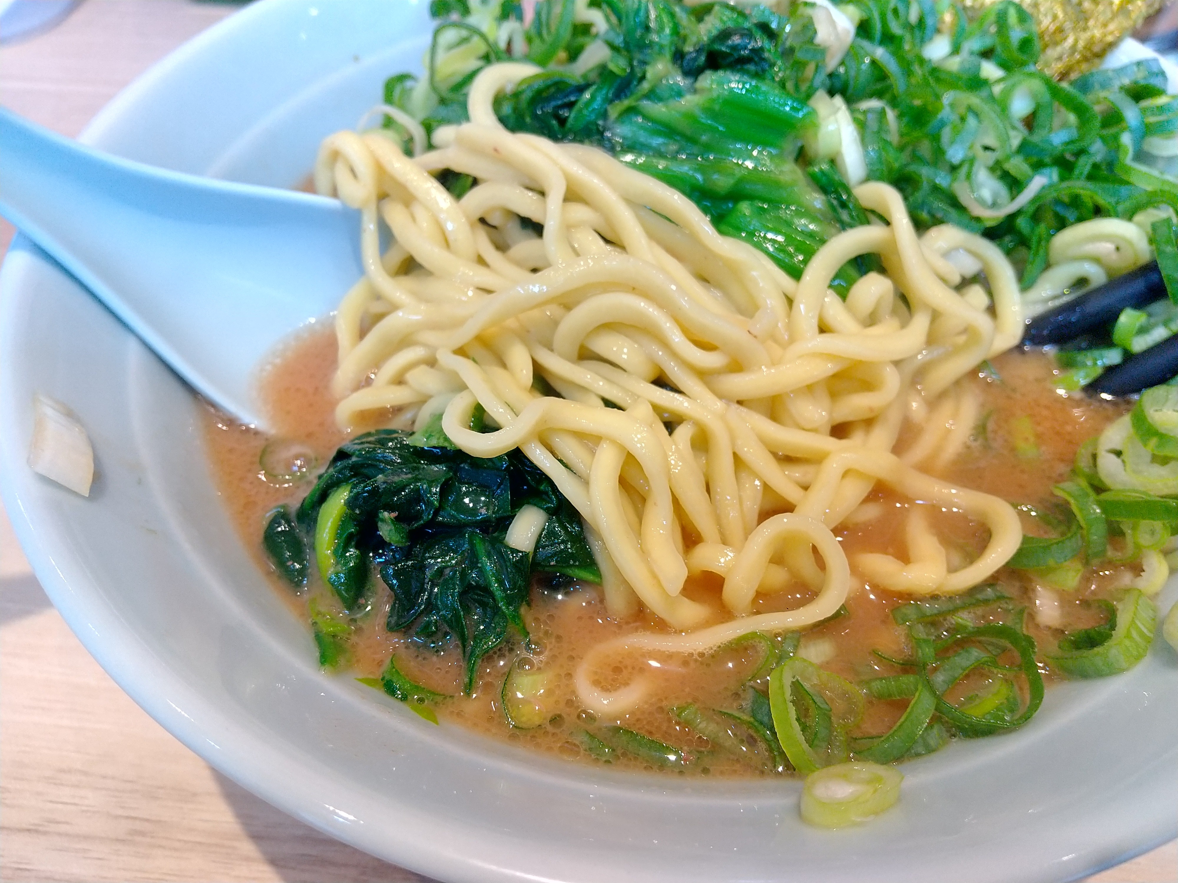 八王子の らーめん尾又家 で九条ネギラーメンほうれん草増しを食べてきた感想 少しライトな 武道家 という感じだがネギと海苔でライスが進む一杯 満足でした 食べ歩きまくる難病アトピー性脊髄炎ブログ Intractable Disease Atopic Transverse Myelitis Blog