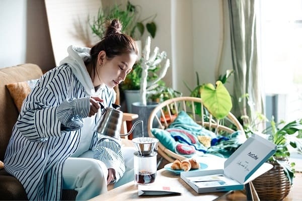 コーヒーを飲む女性