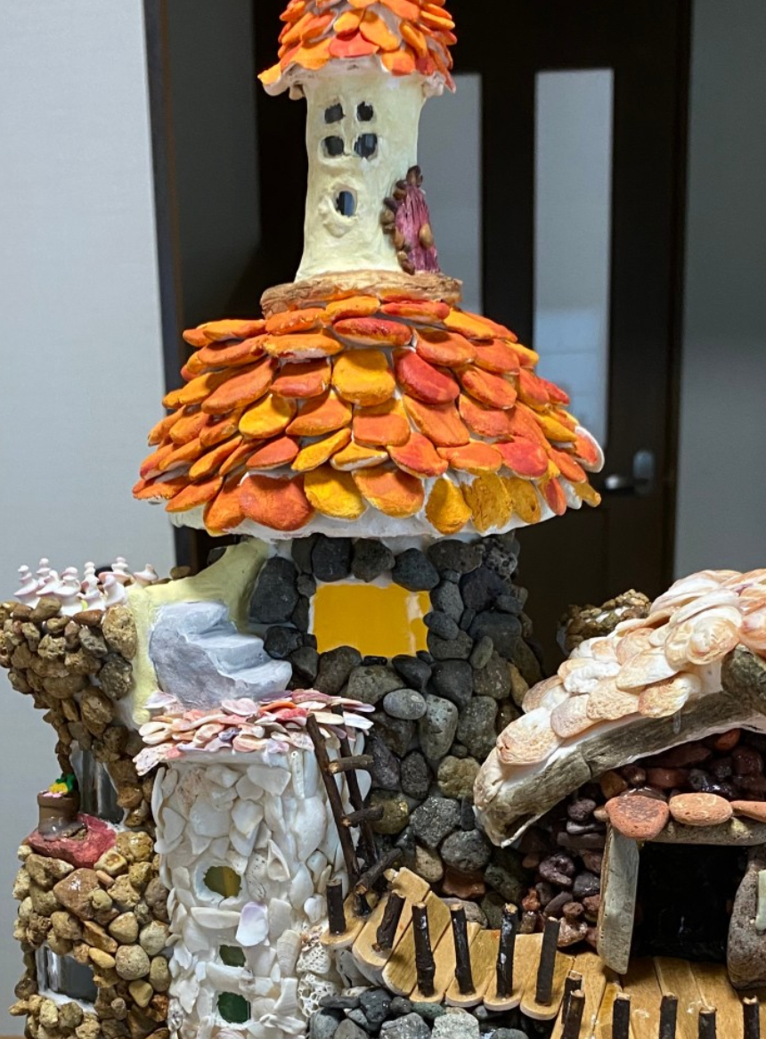 小学生の夏休み工作】森と海の宝物でDIY！光る「切り株ハウス貯金箱」の作り方 - 晴れブロ そわかの子育て・教育応援ブログ