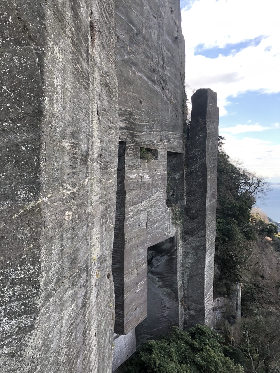 鋸山のラピュタの壁
