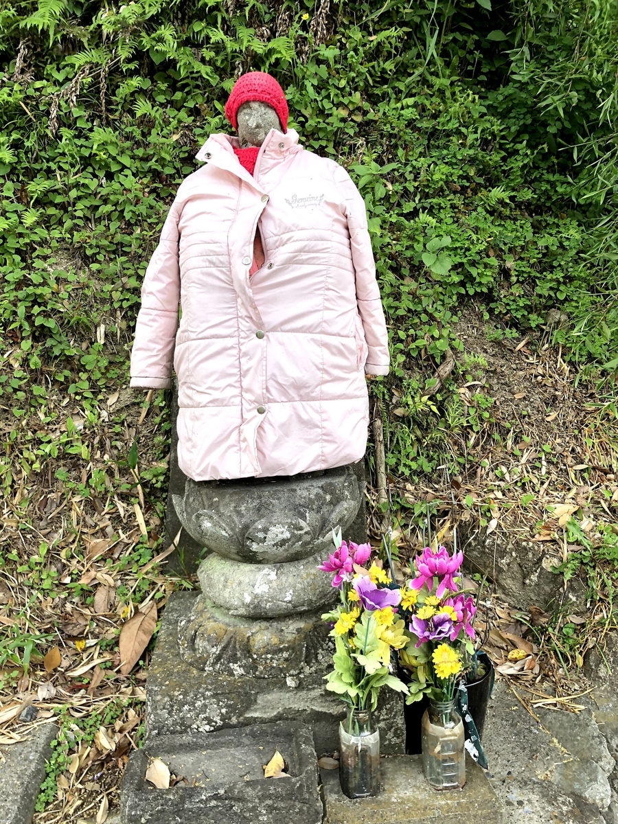ピンクのダウンを着たお地蔵様