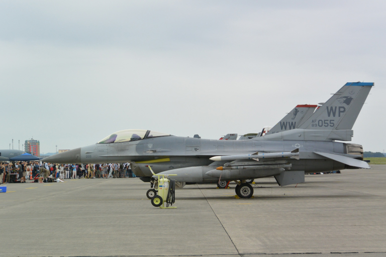 横田基地友好祭　F-16パッチ 横田基地友好祭2025 PACAF F-16 DEMO TEAM 飛行展示！！ - YouTube
