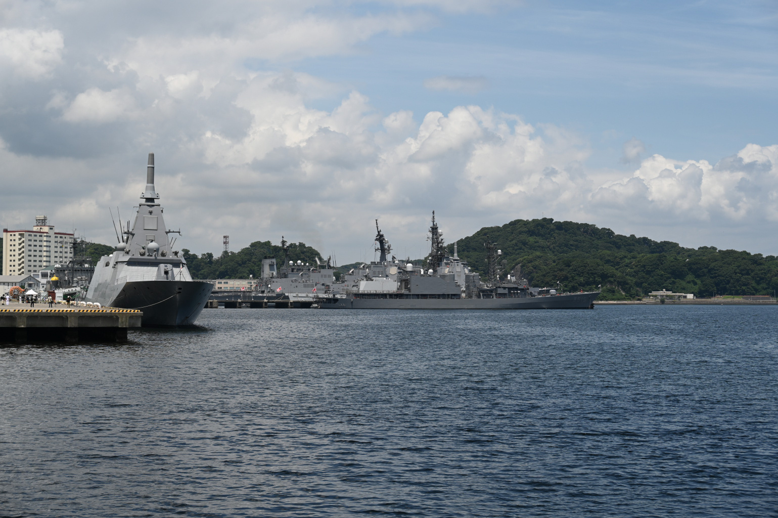 ズムウォルト級ステルス駆逐艦マイケル・モンスーアを横須賀に見に行っ