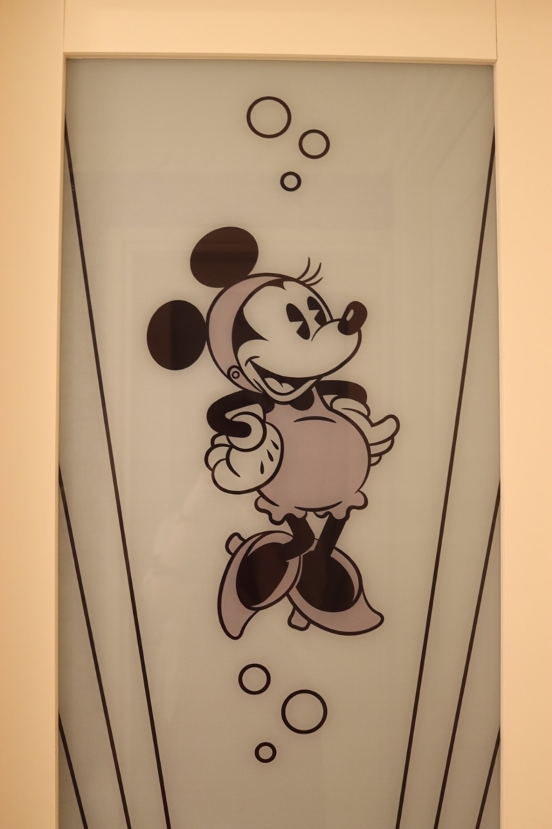 ディズニーアンバサダーホテルのミニーマウスルームのトイレのドアのイラストの写真