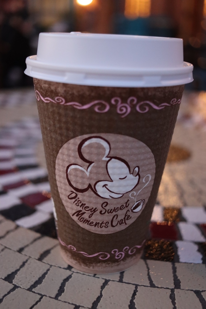 ディズニー・スウィートモーメント・カフェ期間中のコーヒーの容器の写真
