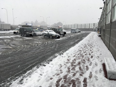 雪の日に高速道路で立ち往生した話 ふえんわーくすらいふろぐ