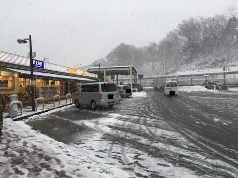 雪の日に高速道路で立ち往生した話 ふえんわーくすらいふろぐ