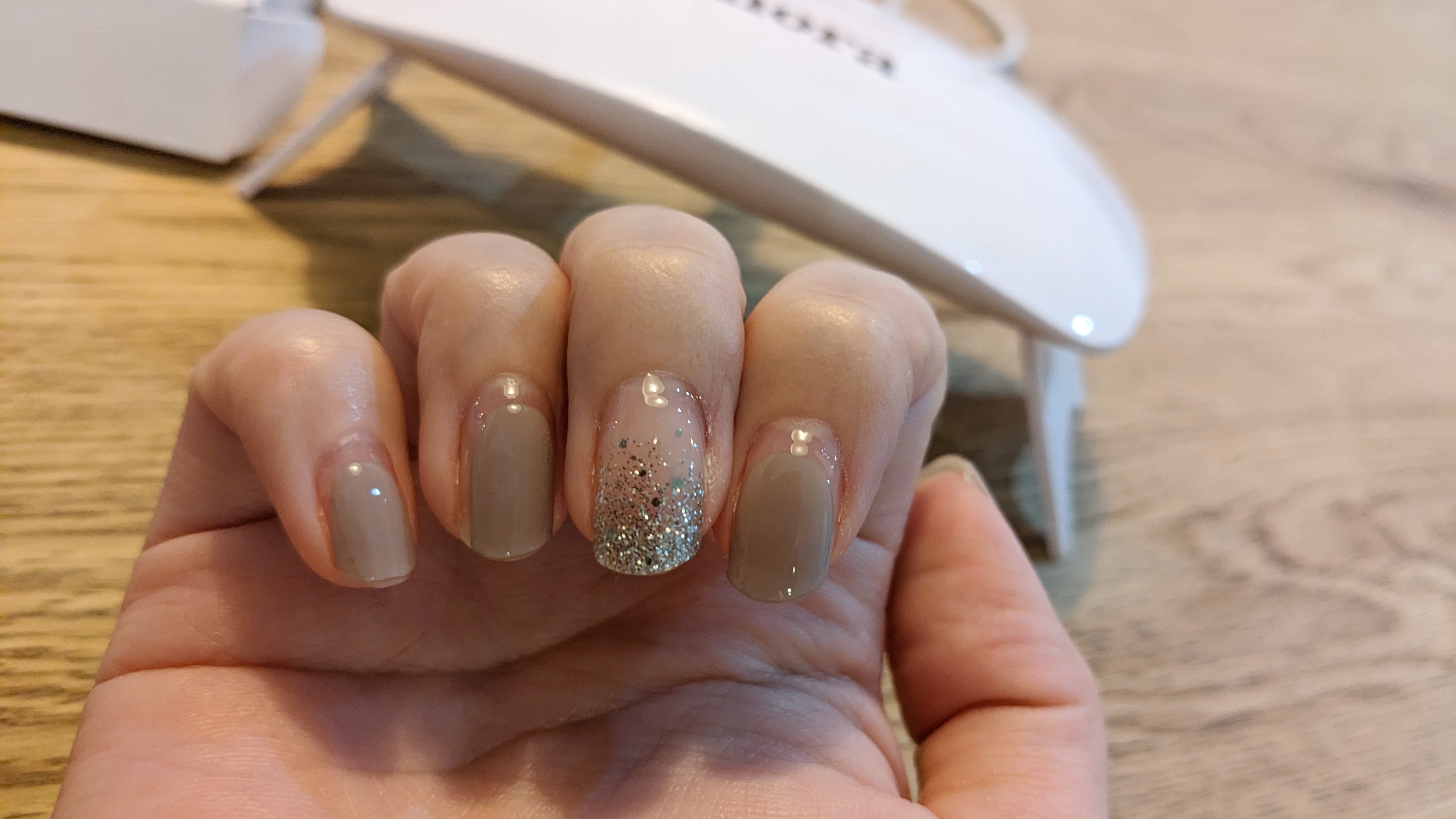 ライトで硬化するキャンドゥの330円 UV GEL ネイルシールが