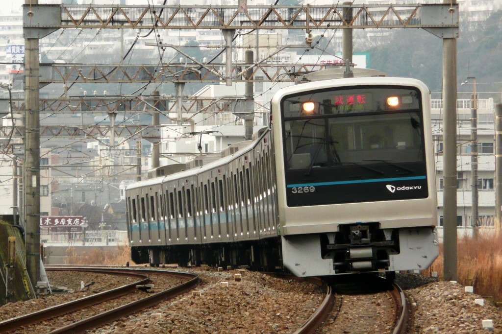 多摩線で試運転を行う3269F─２（2009年1月29日、小田急永山駅にて）