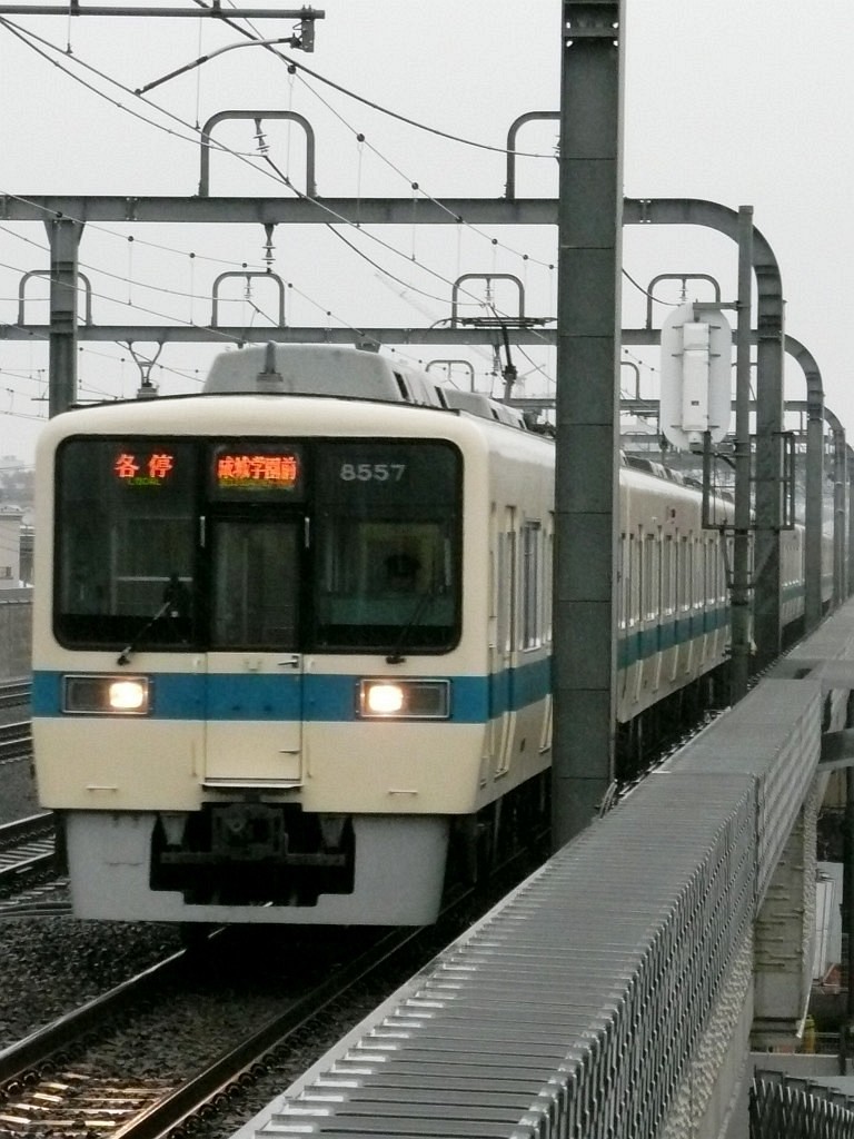 緩行線を下る8257F先頭の10連各停（2007年12月13日、祖師ヶ谷大蔵駅にて）